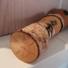 Indlæs billede til gallerivisning Japansk Kokeshi Dukke med Hvid Bark, Landskab og Skrift