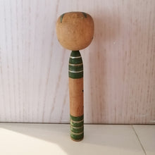 Indlæs billede til gallerivisning Vintage Japansk Kokeshi med Blomster og Striber