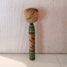 Indlæs billede til gallerivisning Vintage Japansk Kokeshi med Blomster og Striber