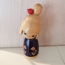 Indlæs billede til gallerivisning Kokeshi Dukke i Blomstret Kimono og med Hårnål