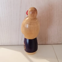 Indlæs billede til gallerivisning Kokeshi Dukke i Blomstret Kimono og med Hårnål