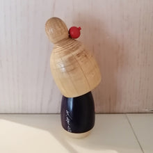 Indlæs billede til gallerivisning Kokeshi Dukke i Blomstret Kimono og med Hårnål