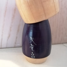 Indlæs billede til gallerivisning Kokeshi Dukke i Blomstret Kimono og med Hårnål