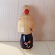 Indlæs billede til gallerivisning Kokeshi Dukke i Blomstret Kimono og med Hårnål