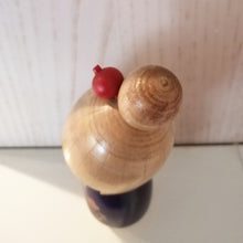 Indlæs billede til gallerivisning Kokeshi Dukke i Blomstret Kimono og med Hårnål