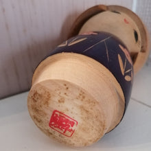 Indlæs billede til gallerivisning Kokeshi Dukke i Blomstret Kimono og med Hårnål