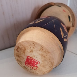 Kokeshi Dukke i Blomstret Kimono og med Hårnål