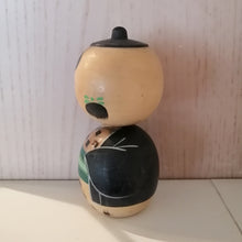 Indlæs billede til gallerivisning Stor Japansk Kokeshi Dukke i Kimono med Haori