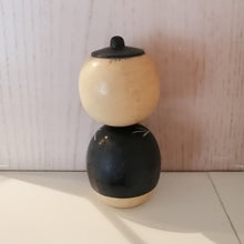 Indlæs billede til gallerivisning Stor Japansk Kokeshi Dukke i Kimono med Haori