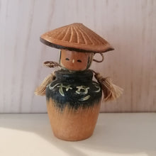 Indlæs billede til gallerivisning Japansk Kokeshi Dukke som Krukke med Hat