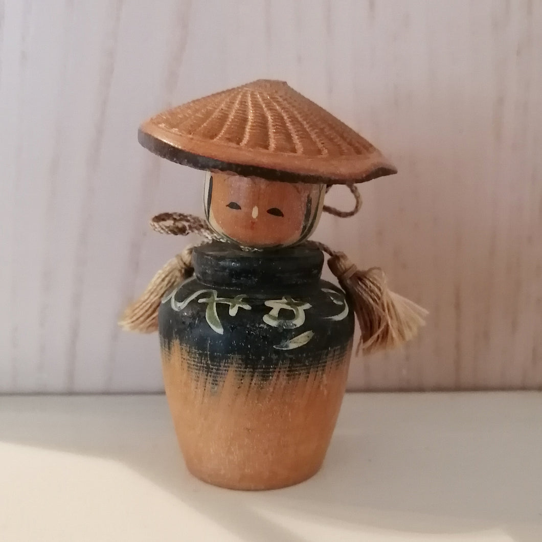 Japansk Kokeshi Dukke som Krukke med Hat