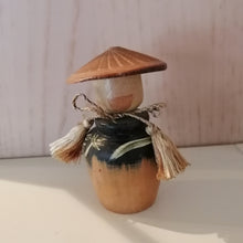 Indlæs billede til gallerivisning Japansk Kokeshi Dukke som Krukke med Hat