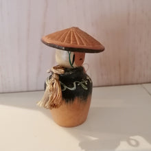 Indlæs billede til gallerivisning Japansk Kokeshi Dukke som Krukke med Hat