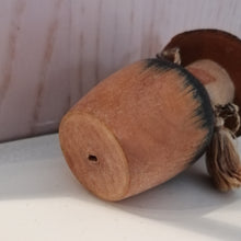 Indlæs billede til gallerivisning Japansk Kokeshi Dukke som Krukke med Hat