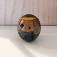 Indlæs billede til gallerivisning Japansk Rund Kokeshi Dukke i Rustning