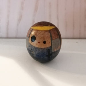 Japansk Rund Kokeshi Dukke i Rustning