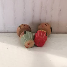 Indlæs billede til gallerivisning Mini Vintage Japansk Kokeshi Dukke Par i Kimono