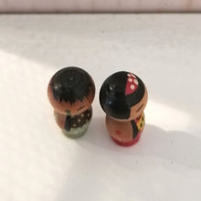 Indlæs billede til gallerivisning Mini Vintage Japansk Kokeshi Dukke Par i Kimono