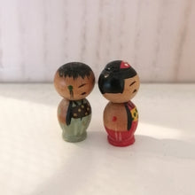 Indlæs billede til gallerivisning Mini Vintage Japansk Kokeshi Dukke Par i Kimono