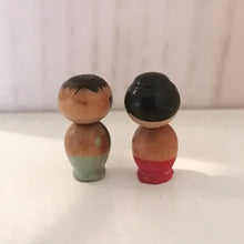 Indlæs billede til gallerivisning Mini Vintage Japansk Kokeshi Dukke Par i Kimono