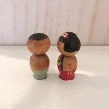 Indlæs billede til gallerivisning Mini Vintage Japansk Kokeshi Dukke Par i Kimono