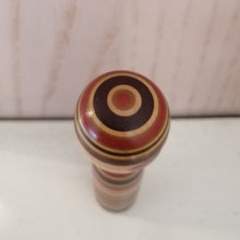 Indlæs billede til gallerivisning Lille Vintage Japansk Kokeshi Dukke i Træ med Striber
