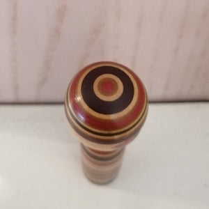 Lille Vintage Japansk Kokeshi Dukke i Træ med Striber