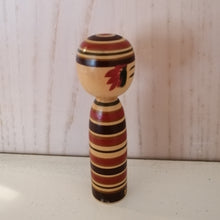 Indlæs billede til gallerivisning Lille Vintage Japansk Kokeshi Dukke i Træ med Striber