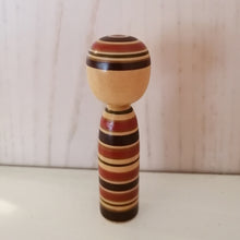 Indlæs billede til gallerivisning Lille Vintage Japansk Kokeshi Dukke i Træ med Striber