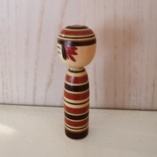 Indlæs billede til gallerivisning Lille Vintage Japansk Kokeshi Dukke i Træ med Striber