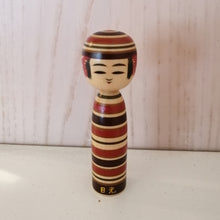 Indlæs billede til gallerivisning Lille Vintage Japansk Kokeshi Dukke i Træ med Striber