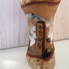 Indlæs billede til gallerivisning Japansk Kokeshi Dukke med Hvid Bark, Bjerge og Skrift