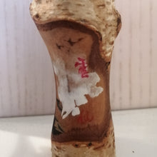 Indlæs billede til gallerivisning Japansk Kokeshi Dukke med Hvid Bark, Bjerge og Skrift