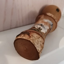 Indlæs billede til gallerivisning Japansk Kokeshi Dukke med Hvid Bark, Bjerge og Skrift