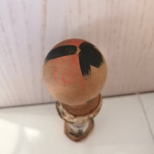 Indlæs billede til gallerivisning Japansk Kokeshi Dukke med Hvid Bark, Bjerge og Skrift