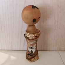 Indlæs billede til gallerivisning Japansk Kokeshi Dukke med Hvid Bark, Bjerge og Skrift