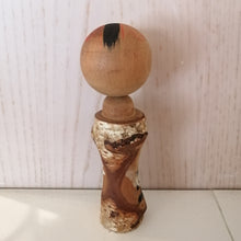 Indlæs billede til gallerivisning Japansk Kokeshi Dukke med Hvid Bark, Bjerge og Skrift