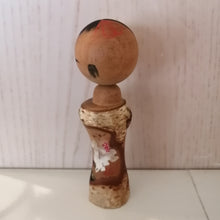 Indlæs billede til gallerivisning Japansk Kokeshi Dukke med Hvid Bark, Bjerge og Skrift