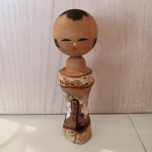 Japansk Kokeshi Dukke med Hvid Bark, Bjerge og Skrift