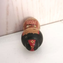 Indlæs billede til gallerivisning Vintage Kokeshi Dukke i Kimono og med Haori