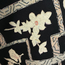 Indlæs billede til gallerivisning Vintage Japansk Haori Jakke i Sort med Blomster og Mønster