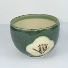 Indlæs billede til gallerivisning Japansk Matcha Skål i Grøn med Blomster