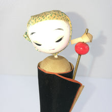 Indlæs billede til gallerivisning Vintage Kokeshi Dukke i Traditionelt Tøj