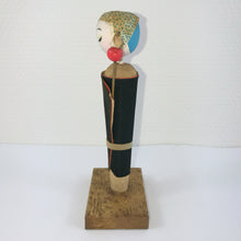 Indlæs billede til gallerivisning Vintage Kokeshi Dukke i Traditionelt Tøj
