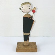 Indlæs billede til gallerivisning Vintage Kokeshi Dukke i Traditionelt Tøj
