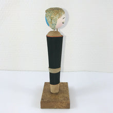 Indlæs billede til gallerivisning Vintage Kokeshi Dukke i Traditionelt Tøj