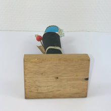 Indlæs billede til gallerivisning Vintage Kokeshi Dukke i Traditionelt Tøj