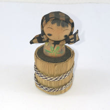 Indlæs billede til gallerivisning Vintage Kokeshi Dukke i Bajle af Strå