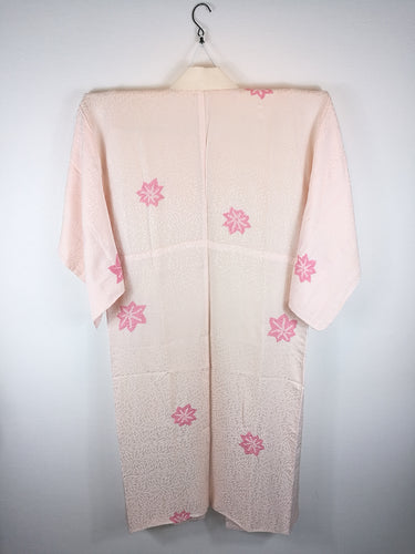 Japansk Nagajuban (Kort Kimono) i Forskellige Nuancer af Pink