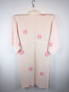 Japansk Nagajuban (Kort Kimono) i Forskellige Nuancer af Pink